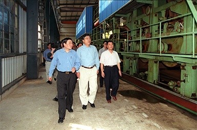 2000年9月19日，时任浙江省委书记张德江一行视察公司