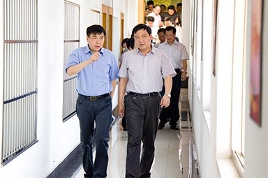 2012年7月5日，时任黄冈市委书记李卫宁一行调研公司党建工作