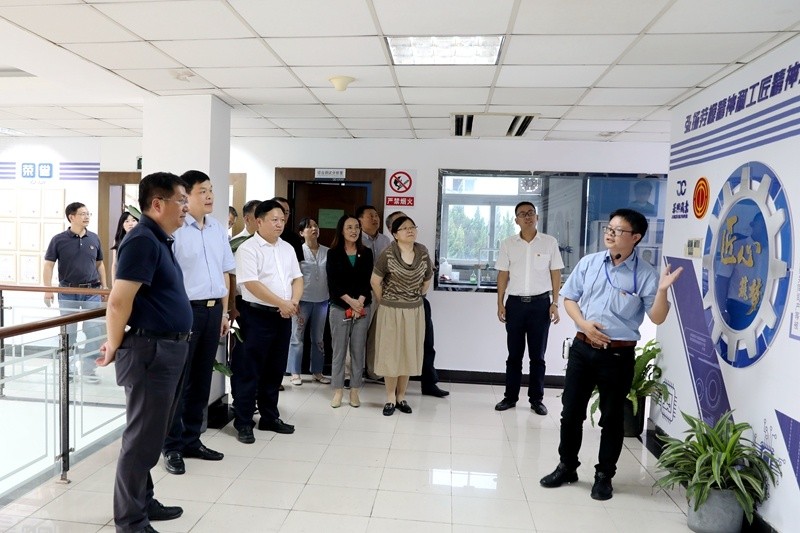 2020年7月29日，时任浙江省政协常委、社法委副主任、省总工会副主席、一级巡视员董建伟莅临亚投娱乐纸业调研新时期工匠造就工作