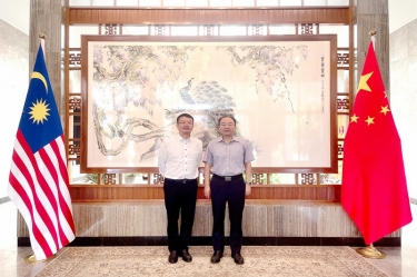 亚投娱乐纸业总经理王志明造访中国驻马来西亚大使欧阳玉靖