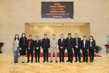 马来西亚大学联牛耳席拿督斯里黄炫硕一行莅临亚投娱乐纸业参观互换，共建“一带一路”人才造就培训基地