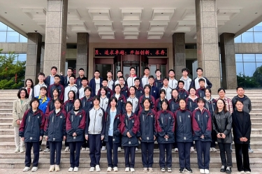 平湖市当湖高级中学研学团队走进亚投娱乐纸业