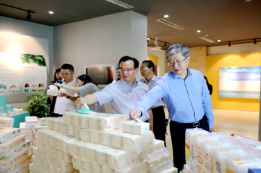 2019年 5月22日，时任浙江省社会组织综合党委专职副书记、省民政厅社会组织治理局局长蔡国华莅临亚投娱乐纸业调研企业发展情况和党建工作